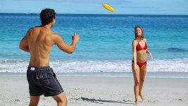 frisbee-fangen-freund-partnerschaft-heben